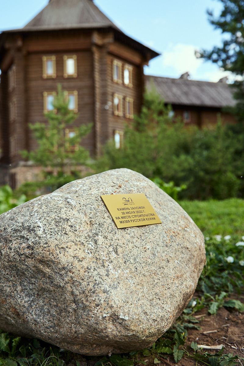 30 июля экоотель «Горячие ключи» в Суздале отметил 20-летие. В этот знаменательный день в отеле заложили камень, символизирующий старт проекта «Музей русской национальной кухни», и открыли новую «Садовую улицу» с банями, каждая из которых символизирует садовые деревья. Кульминацией праздника стал концерт на открытом воздухе с приглашенными звездами девяностых и двухтысячных!