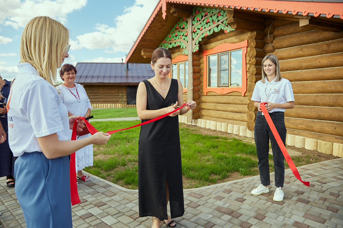 30 июля экоотель «Горячие ключи» в Суздале отметил 20-летие. В этот знаменательный день в отеле заложили камень, символизирующий старт проекта «Музей русской национальной кухни», и открыли новую «Садовую улицу» с банями, каждая из которых символизирует садовые деревья. Кульминацией праздника стал концерт на открытом воздухе с приглашенными звездами девяностых и двухтысячных!