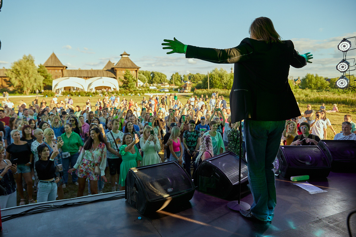 30 июля экоотель «Горячие ключи» в Суздале отметил 20-летие. В этот знаменательный день в отеле заложили камень, символизирующий старт проекта «Музей русской национальной кухни», и открыли новую «Садовую улицу» с банями, каждая из которых символизирует садовые деревья. Кульминацией праздника стал концерт на открытом воздухе с приглашенными звездами девяностых и двухтысячных!