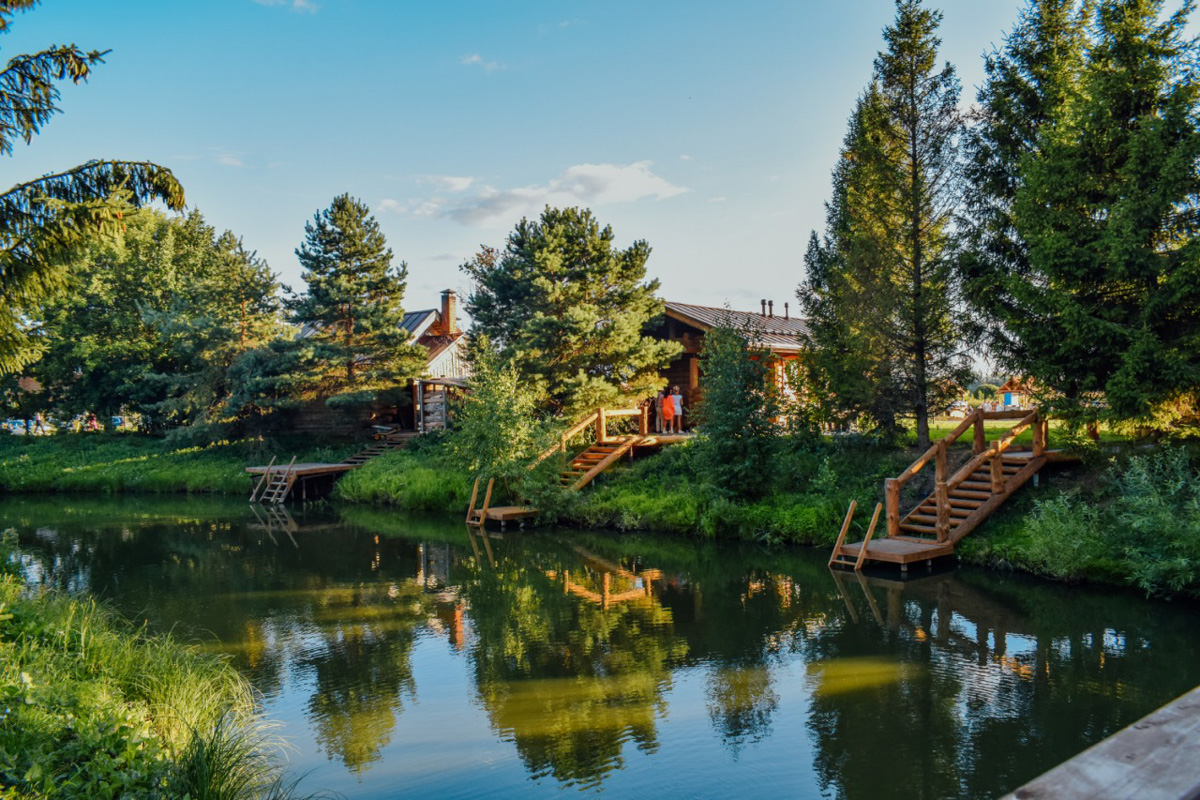 30 июля экоотель «Горячие ключи» в Суздале отметил 20-летие. В этот знаменательный день в отеле заложили камень, символизирующий старт проекта «Музей русской национальной кухни», и открыли новую «Садовую улицу» с банями, каждая из которых символизирует садовые деревья. Кульминацией праздника стал концерт на открытом воздухе с приглашенными звездами девяностых и двухтысячных!