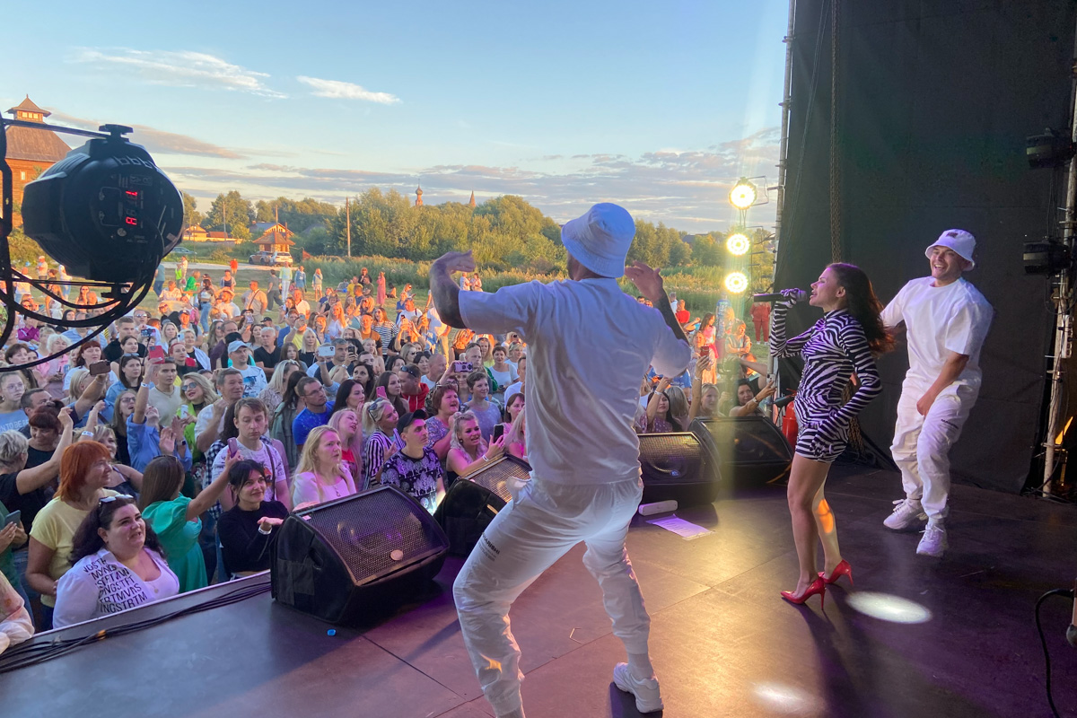 30 июля экоотель «Горячие ключи» в Суздале отметил 20-летие. В этот знаменательный день в отеле заложили камень, символизирующий старт проекта «Музей русской национальной кухни», и открыли новую «Садовую улицу» с банями, каждая из которых символизирует садовые деревья. Кульминацией праздника стал концерт на открытом воздухе с приглашенными звездами девяностых и двухтысячных!