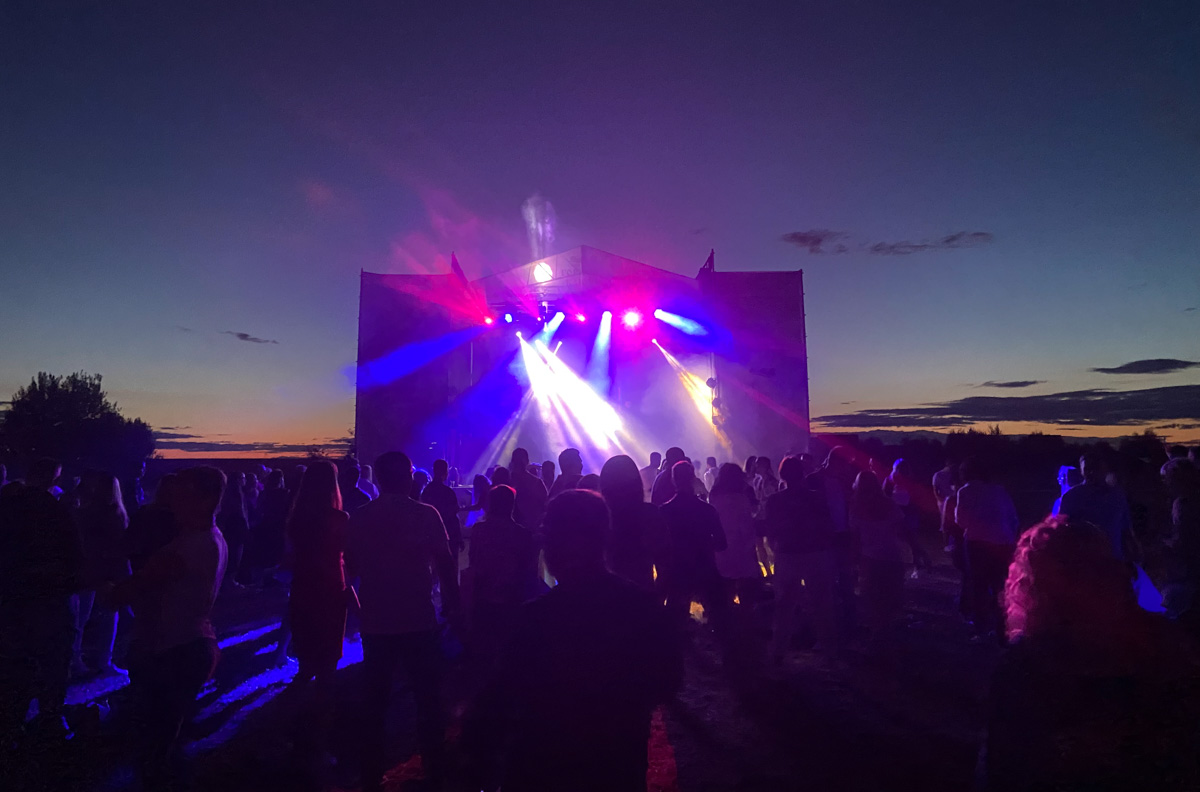 30 июля экоотель «Горячие ключи» в Суздале отметил 20-летие. В этот знаменательный день в отеле заложили камень, символизирующий старт проекта «Музей русской национальной кухни», и открыли новую «Садовую улицу» с банями, каждая из которых символизирует садовые деревья. Кульминацией праздника стал концерт на открытом воздухе с приглашенными звездами девяностых и двухтысячных!