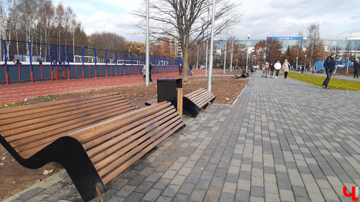 В парке «Добросельский» установили антивандальную скамейку из мусора. В ее основе — переработанный пластик и песок. Такая лавка не требует специального ухода и отличается долговечностью.