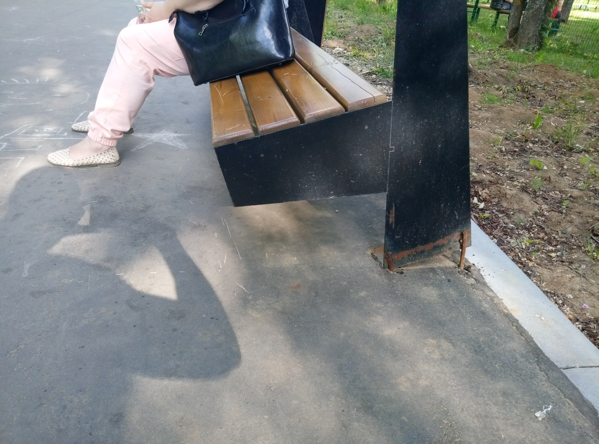 В парке «Добросельский» установили антивандальную скамейку из мусора. В ее основе — переработанный пластик и песок. Такая лавка не требует специального ухода и отличается долговечностью.