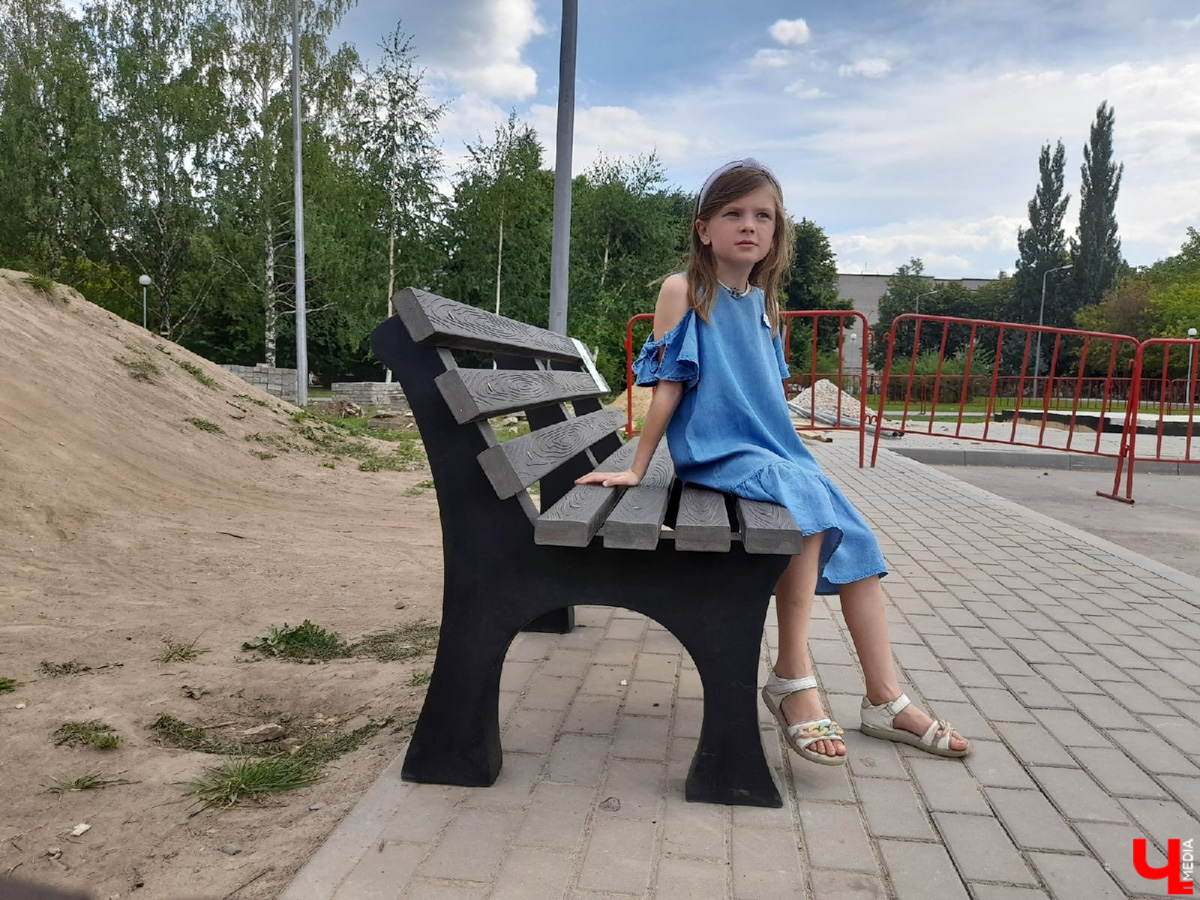 В парке «Добросельский» установили антивандальную скамейку из мусора. В ее основе — переработанный пластик и песок. Такая лавка не требует специального ухода и отличается долговечностью.