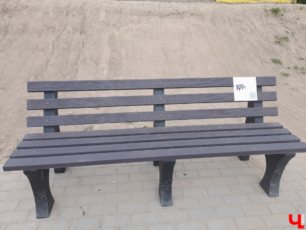 В парке «Добросельский» установили антивандальную скамейку из мусора. В ее основе — переработанный пластик и песок. Такая лавка не требует специального ухода и отличается долговечностью.