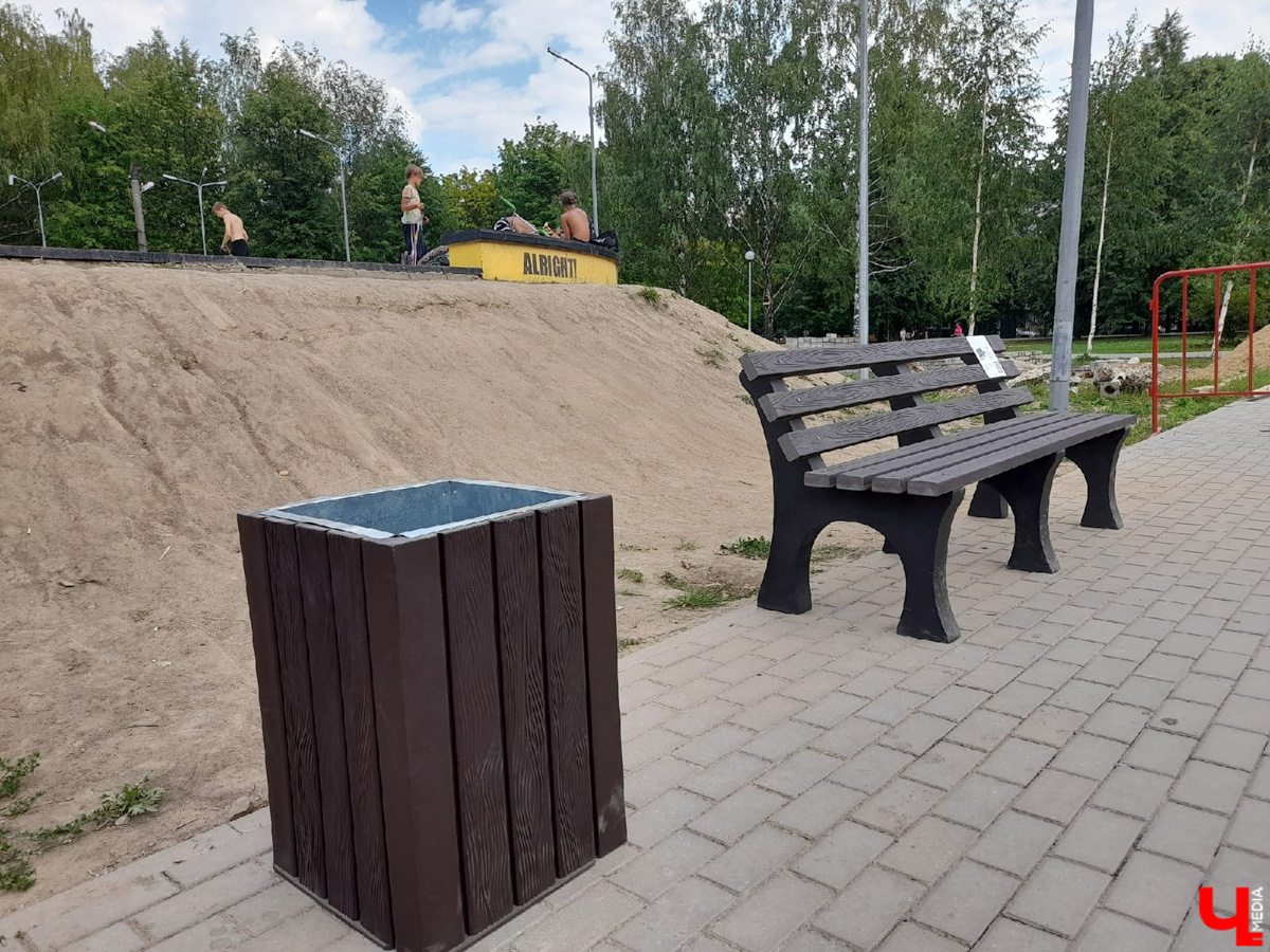 В парке «Добросельский» установили антивандальную скамейку из мусора. В ее основе — переработанный пластик и песок. Такая лавка не требует специального ухода и отличается долговечностью.