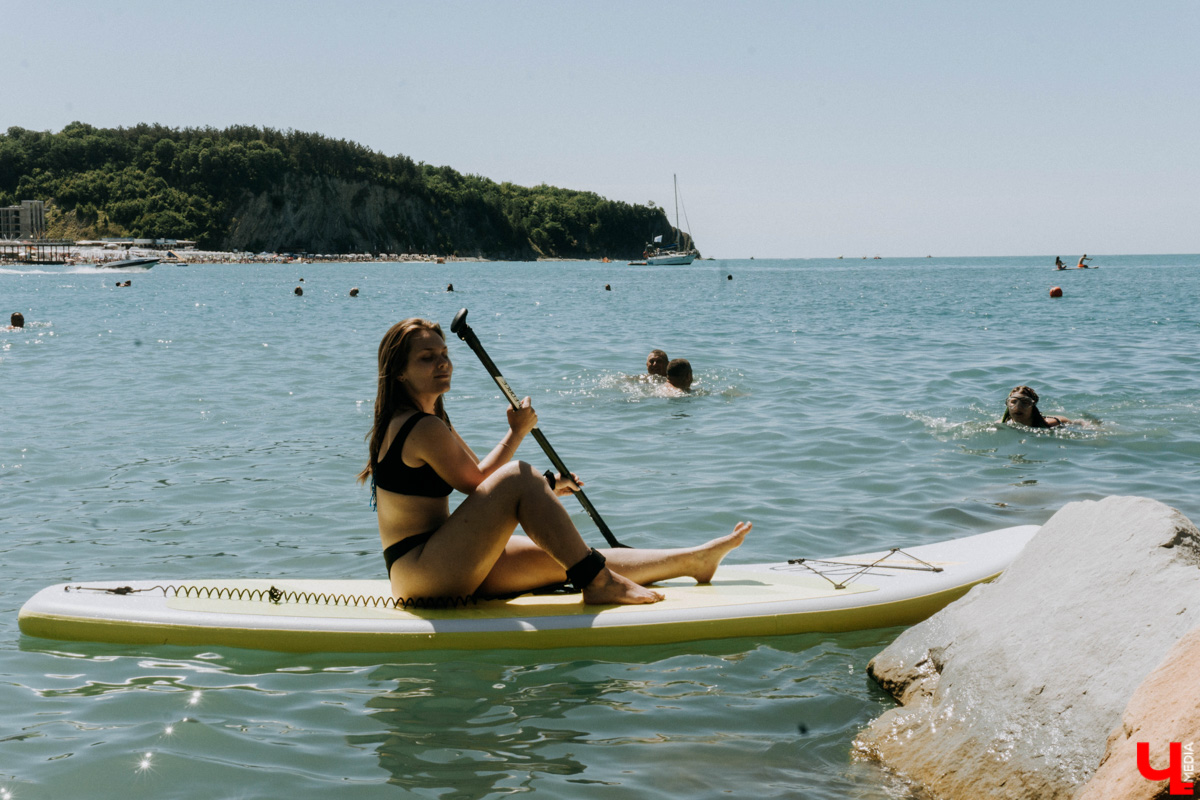 С каждым годом (начиная с 2020-го) возможность проведения отпуска на тёплом морюшке кажется всё более призрачной. Популярные заграничные курорты взвинтили цены на проживание втридорога, да и перелёт обходится в половину стоимости самолёта… Проверяем, как санкции сказались на курортах Чёрного моря, а также составляем примерный план действий экономного путешественника.