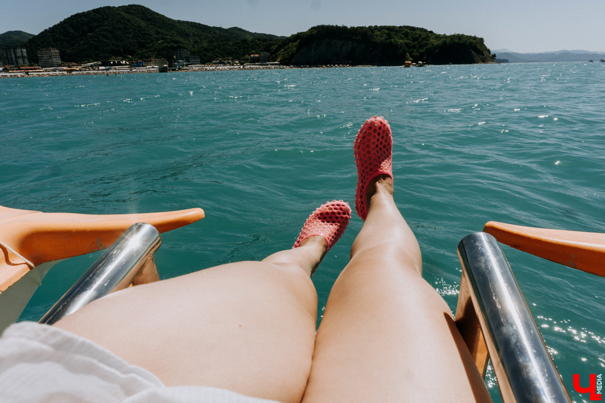 С каждым годом (начиная с 2020-го) возможность проведения отпуска на тёплом морюшке кажется всё более призрачной. Популярные заграничные курорты взвинтили цены на проживание втридорога, да и перелёт обходится в половину стоимости самолёта… Проверяем, как санкции сказались на курортах Чёрного моря, а также составляем примерный план действий экономного путешественника.