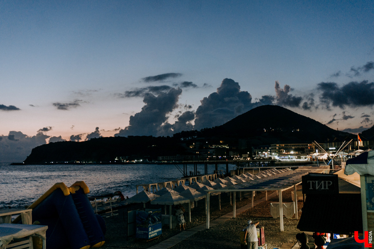 С каждым годом (начиная с 2020-го) возможность проведения отпуска на тёплом морюшке кажется всё более призрачной. Популярные заграничные курорты взвинтили цены на проживание втридорога, да и перелёт обходится в половину стоимости самолёта… Проверяем, как санкции сказались на курортах Чёрного моря, а также составляем примерный план действий экономного путешественника.