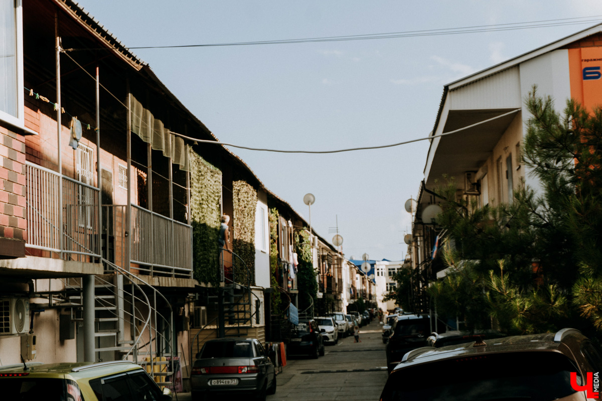 С каждым годом (начиная с 2020-го) возможность проведения отпуска на тёплом морюшке кажется всё более призрачной. Популярные заграничные курорты взвинтили цены на проживание втридорога, да и перелёт обходится в половину стоимости самолёта… Проверяем, как санкции сказались на курортах Чёрного моря, а также составляем примерный план действий экономного путешественника.