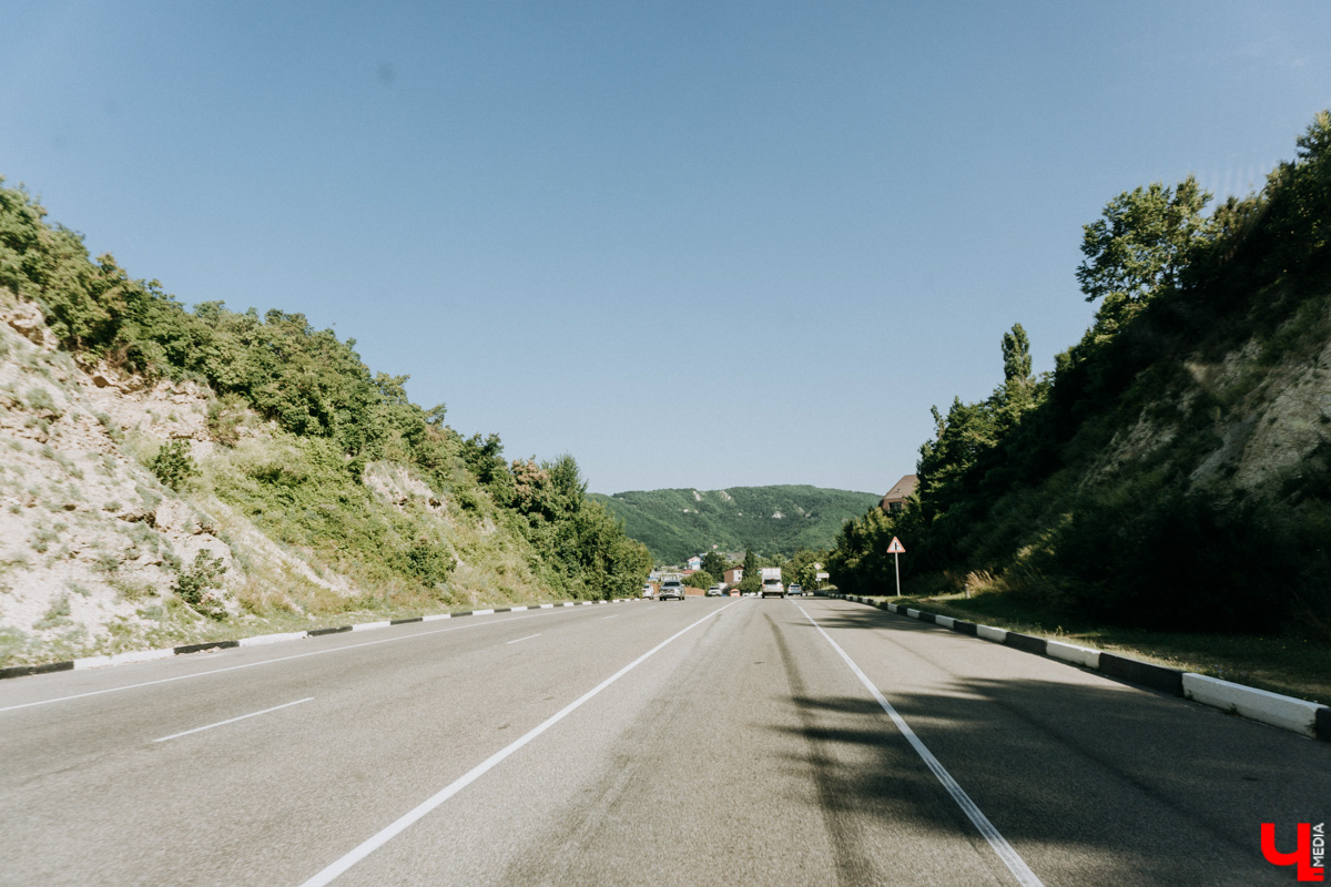 С каждым годом (начиная с 2020-го) возможность проведения отпуска на тёплом морюшке кажется всё более призрачной. Популярные заграничные курорты взвинтили цены на проживание втридорога, да и перелёт обходится в половину стоимости самолёта… Проверяем, как санкции сказались на курортах Чёрного моря, а также составляем примерный план действий экономного путешественника.