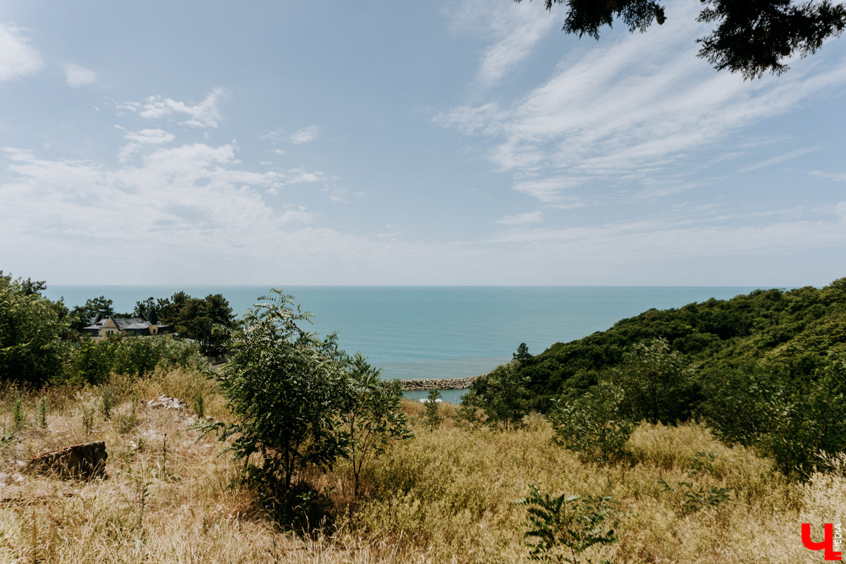 С каждым годом (начиная с 2020-го) возможность проведения отпуска на тёплом морюшке кажется всё более призрачной. Популярные заграничные курорты взвинтили цены на проживание втридорога, да и перелёт обходится в половину стоимости самолёта… Проверяем, как санкции сказались на курортах Чёрного моря, а также составляем примерный план действий экономного путешественника.