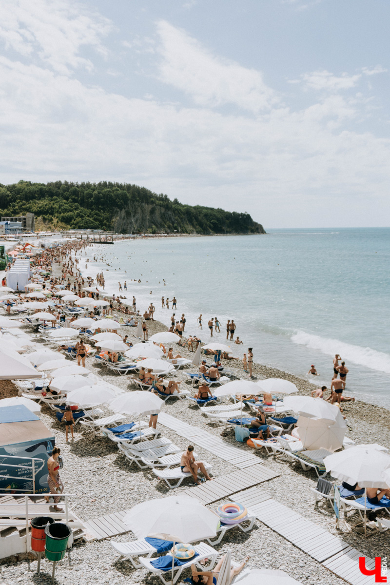 С каждым годом (начиная с 2020-го) возможность проведения отпуска на тёплом морюшке кажется всё более призрачной. Популярные заграничные курорты взвинтили цены на проживание втридорога, да и перелёт обходится в половину стоимости самолёта… Проверяем, как санкции сказались на курортах Чёрного моря, а также составляем примерный план действий экономного путешественника.