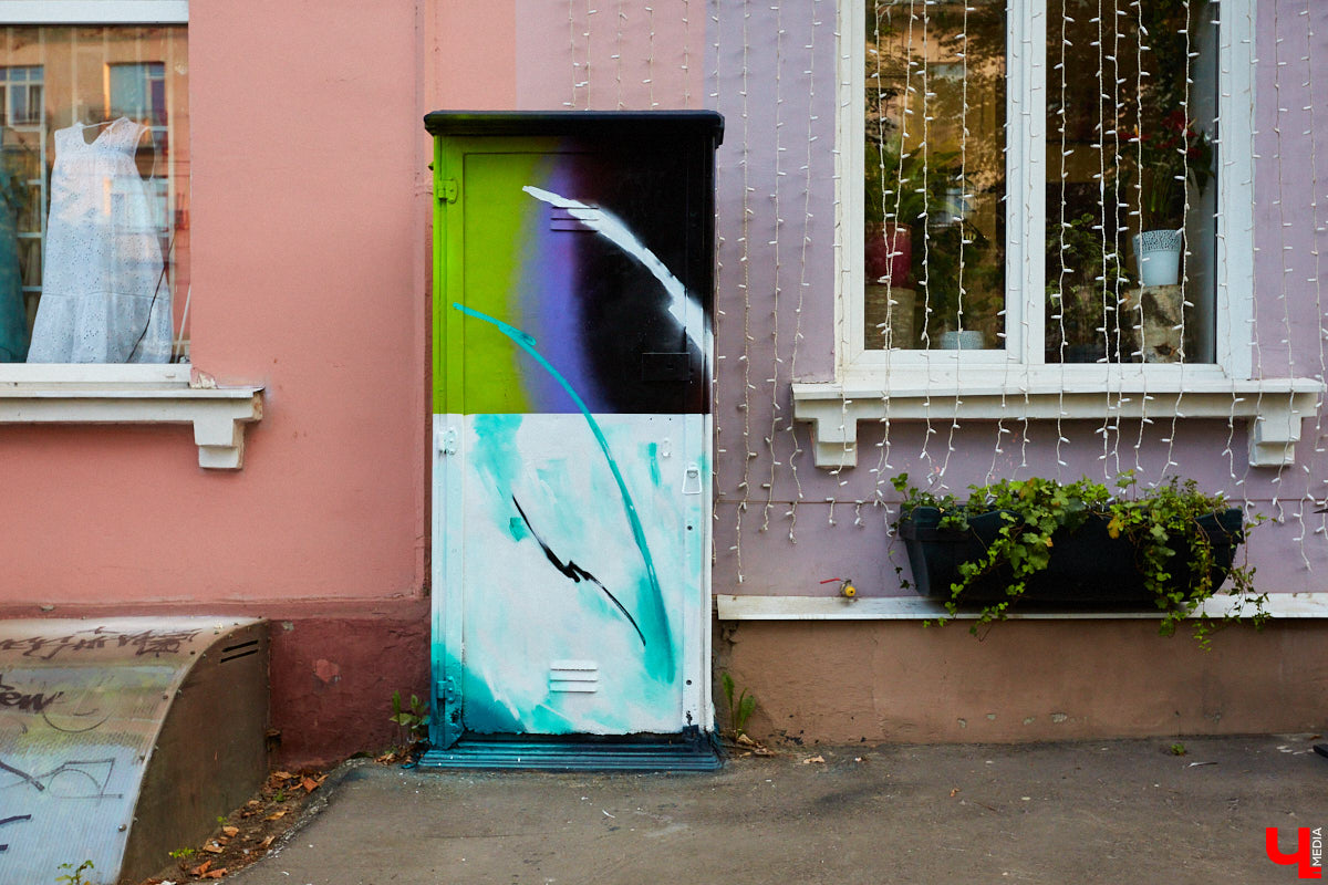 Шестого августа во Владимире открылся фестиваль уличного искусства «Загфест». Первые его результаты — расписанные в разных уголках Владимира скучные и серые коммуникационные шкафы. Где находятся новые арт-объекты?