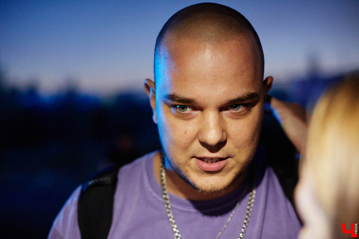 На выходных состоялся, пожалуй, самый громкий опен-эйр этого лета. С 8 вечера до 6 часов утра пейнтбольная площадка в Яме гудела, прыгала и мешала спать пушистым жителям лесного массива. Когда на сцене появился нижегородский BYOR, недавно фитанувший с Imanbek, официальный артист лейбла TIËSTO, присутствующих — на секундочку, более 1000 человек — просто разорвало. О том, как прошёл «Open Air DVIZH», в репортаже «Ключ-Медиа».