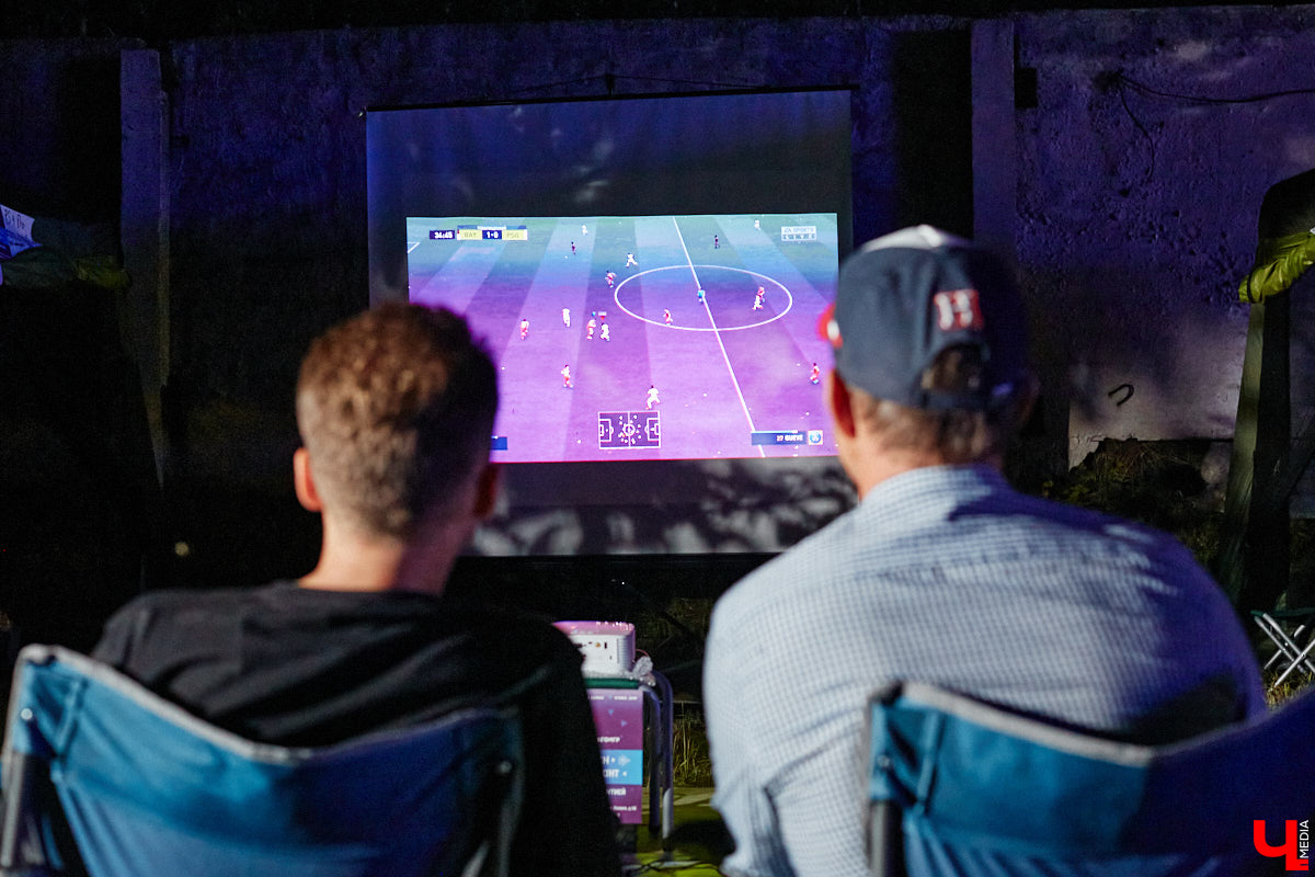 На выходных состоялся, пожалуй, самый громкий опен-эйр этого лета. С 8 вечера до 6 часов утра пейнтбольная площадка в Яме гудела, прыгала и мешала спать пушистым жителям лесного массива. Когда на сцене появился нижегородский BYOR, недавно фитанувший с Imanbek, официальный артист лейбла TIËSTO, присутствующих — на секундочку, более 1000 человек — просто разорвало. О том, как прошёл «Open Air DVIZH», в репортаже «Ключ-Медиа».