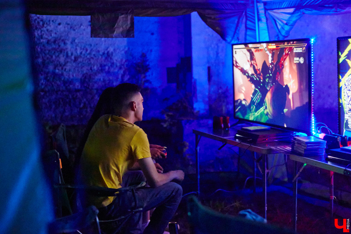 На выходных состоялся, пожалуй, самый громкий опен-эйр этого лета. С 8 вечера до 6 часов утра пейнтбольная площадка в Яме гудела, прыгала и мешала спать пушистым жителям лесного массива. Когда на сцене появился нижегородский BYOR, недавно фитанувший с Imanbek, официальный артист лейбла TIËSTO, присутствующих — на секундочку, более 1000 человек — просто разорвало. О том, как прошёл «Open Air DVIZH», в репортаже «Ключ-Медиа».