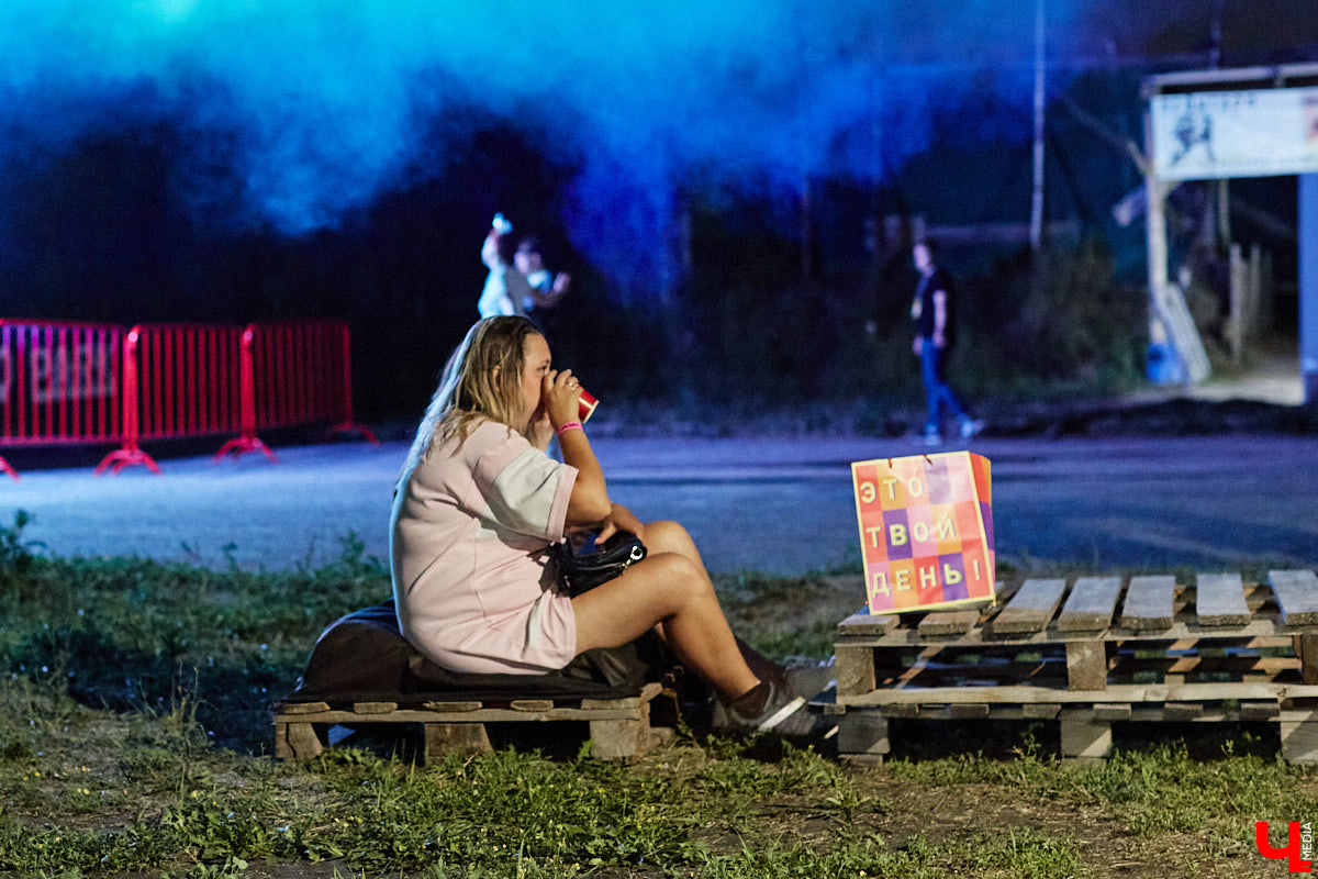 На выходных состоялся, пожалуй, самый громкий опен-эйр этого лета. С 8 вечера до 6 часов утра пейнтбольная площадка в Яме гудела, прыгала и мешала спать пушистым жителям лесного массива. Когда на сцене появился нижегородский BYOR, недавно фитанувший с Imanbek, официальный артист лейбла TIËSTO, присутствующих — на секундочку, более 1000 человек — просто разорвало. О том, как прошёл «Open Air DVIZH», в репортаже «Ключ-Медиа».