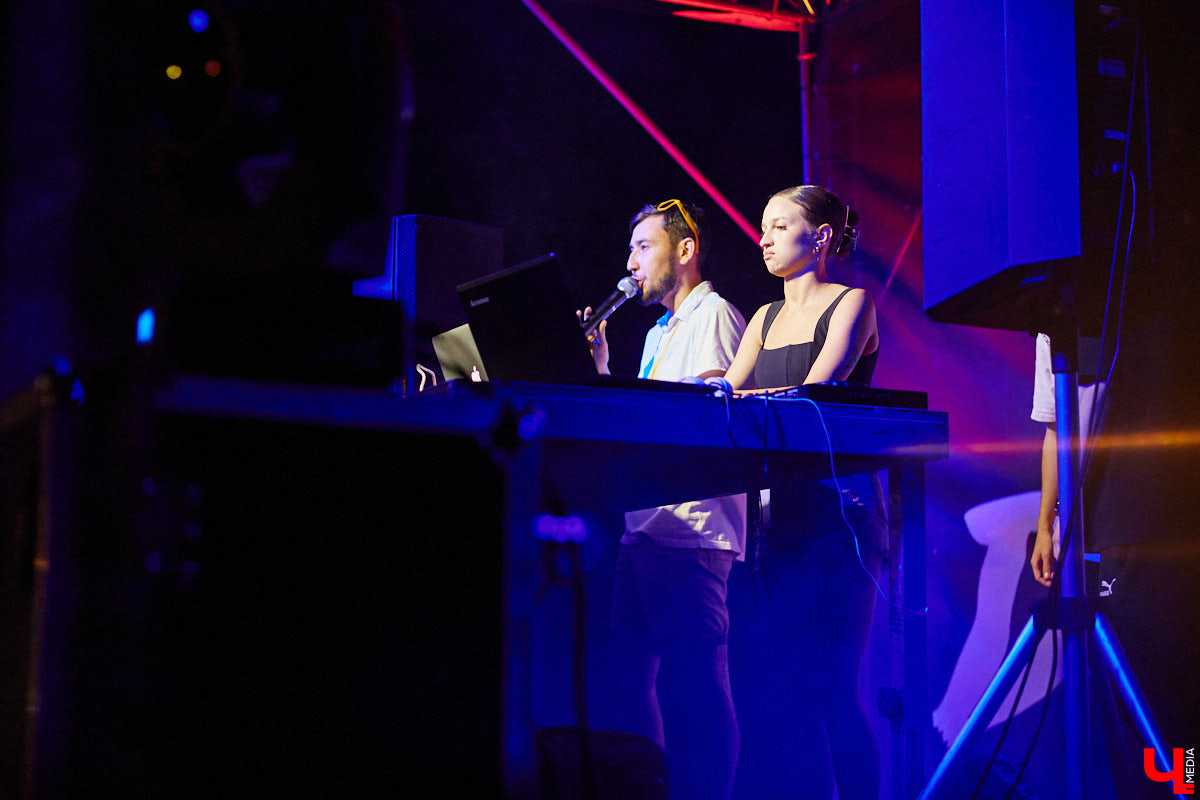 На выходных состоялся, пожалуй, самый громкий опен-эйр этого лета. С 8 вечера до 6 часов утра пейнтбольная площадка в Яме гудела, прыгала и мешала спать пушистым жителям лесного массива. Когда на сцене появился нижегородский BYOR, недавно фитанувший с Imanbek, официальный артист лейбла TIËSTO, присутствующих — на секундочку, более 1000 человек — просто разорвало. О том, как прошёл «Open Air DVIZH», в репортаже «Ключ-Медиа».