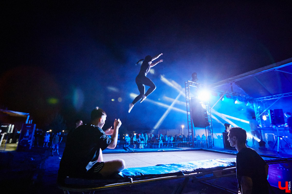 На выходных состоялся, пожалуй, самый громкий опен-эйр этого лета. С 8 вечера до 6 часов утра пейнтбольная площадка в Яме гудела, прыгала и мешала спать пушистым жителям лесного массива. Когда на сцене появился нижегородский BYOR, недавно фитанувший с Imanbek, официальный артист лейбла TIËSTO, присутствующих — на секундочку, более 1000 человек — просто разорвало. О том, как прошёл «Open Air DVIZH», в репортаже «Ключ-Медиа».