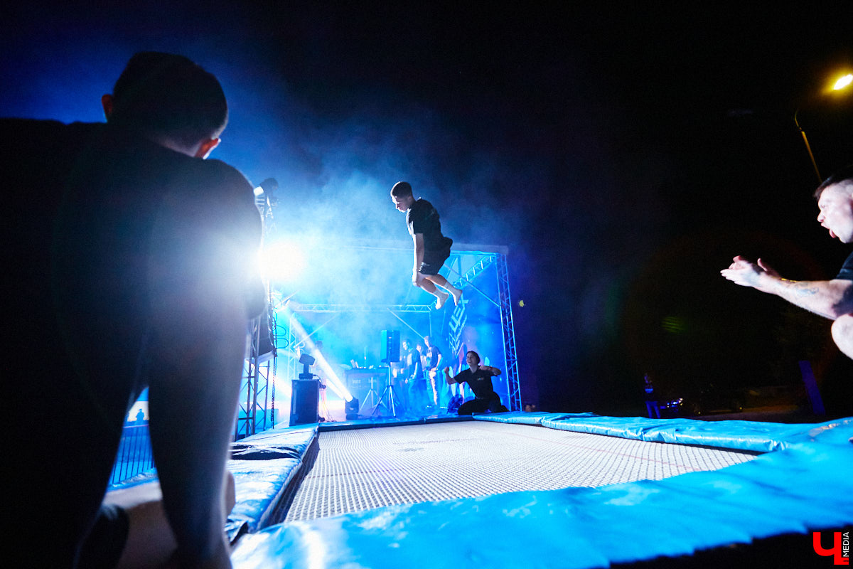 На выходных состоялся, пожалуй, самый громкий опен-эйр этого лета. С 8 вечера до 6 часов утра пейнтбольная площадка в Яме гудела, прыгала и мешала спать пушистым жителям лесного массива. Когда на сцене появился нижегородский BYOR, недавно фитанувший с Imanbek, официальный артист лейбла TIËSTO, присутствующих — на секундочку, более 1000 человек — просто разорвало. О том, как прошёл «Open Air DVIZH», в репортаже «Ключ-Медиа».