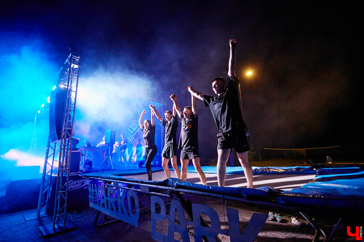 На выходных состоялся, пожалуй, самый громкий опен-эйр этого лета. С 8 вечера до 6 часов утра пейнтбольная площадка в Яме гудела, прыгала и мешала спать пушистым жителям лесного массива. Когда на сцене появился нижегородский BYOR, недавно фитанувший с Imanbek, официальный артист лейбла TIËSTO, присутствующих — на секундочку, более 1000 человек — просто разорвало. О том, как прошёл «Open Air DVIZH», в репортаже «Ключ-Медиа».