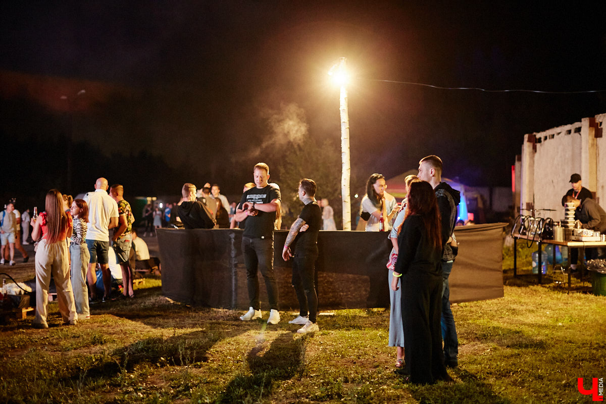 На выходных состоялся, пожалуй, самый громкий опен-эйр этого лета. С 8 вечера до 6 часов утра пейнтбольная площадка в Яме гудела, прыгала и мешала спать пушистым жителям лесного массива. Когда на сцене появился нижегородский BYOR, недавно фитанувший с Imanbek, официальный артист лейбла TIËSTO, присутствующих — на секундочку, более 1000 человек — просто разорвало. О том, как прошёл «Open Air DVIZH», в репортаже «Ключ-Медиа».