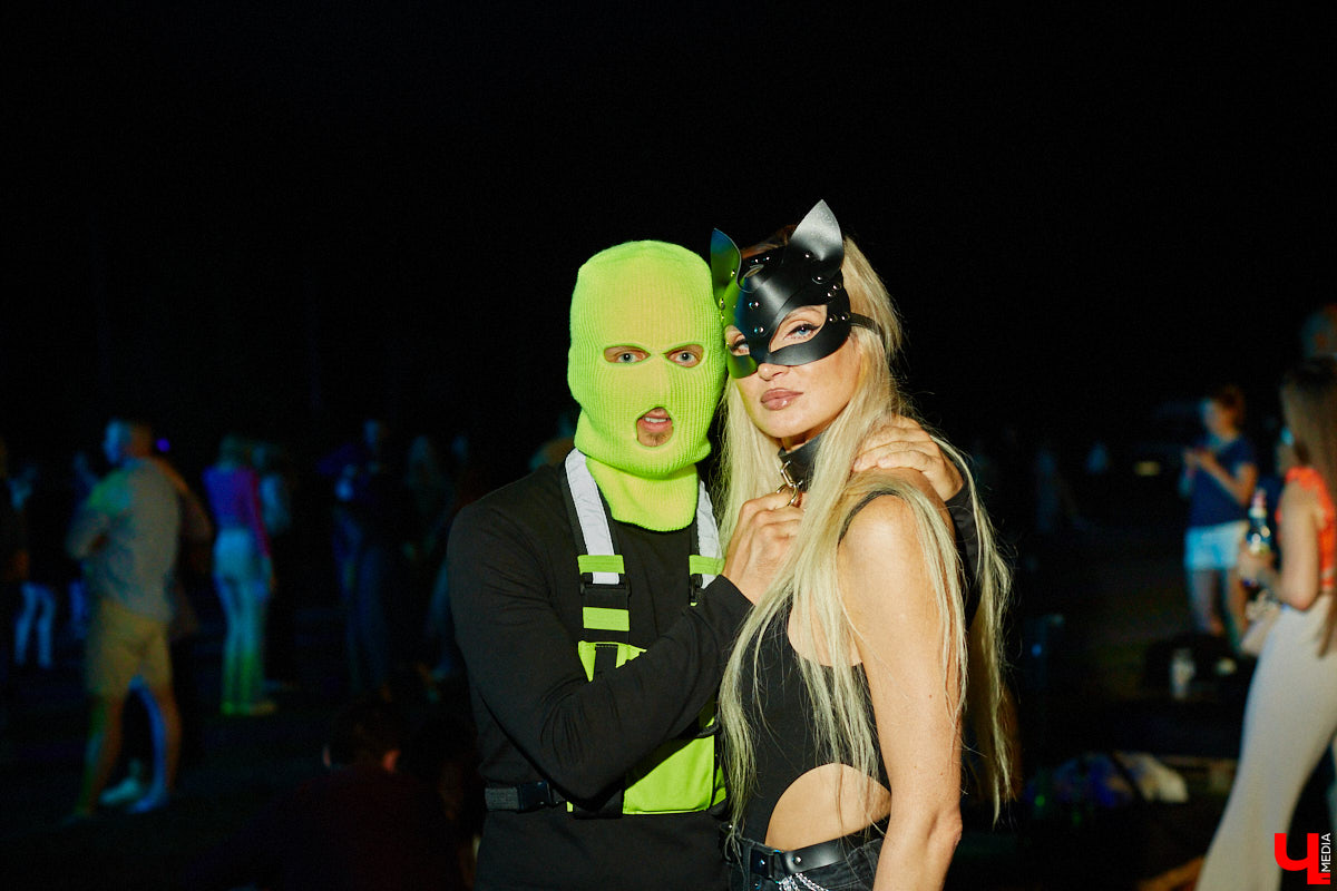 На выходных состоялся, пожалуй, самый громкий опен-эйр этого лета. С 8 вечера до 6 часов утра пейнтбольная площадка в Яме гудела, прыгала и мешала спать пушистым жителям лесного массива. Когда на сцене появился нижегородский BYOR, недавно фитанувший с Imanbek, официальный артист лейбла TIËSTO, присутствующих — на секундочку, более 1000 человек — просто разорвало. О том, как прошёл «Open Air DVIZH», в репортаже «Ключ-Медиа».