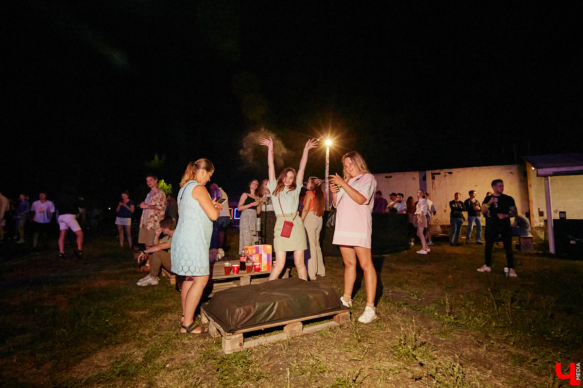 На выходных состоялся, пожалуй, самый громкий опен-эйр этого лета. С 8 вечера до 6 часов утра пейнтбольная площадка в Яме гудела, прыгала и мешала спать пушистым жителям лесного массива. Когда на сцене появился нижегородский BYOR, недавно фитанувший с Imanbek, официальный артист лейбла TIËSTO, присутствующих — на секундочку, более 1000 человек — просто разорвало. О том, как прошёл «Open Air DVIZH», в репортаже «Ключ-Медиа».