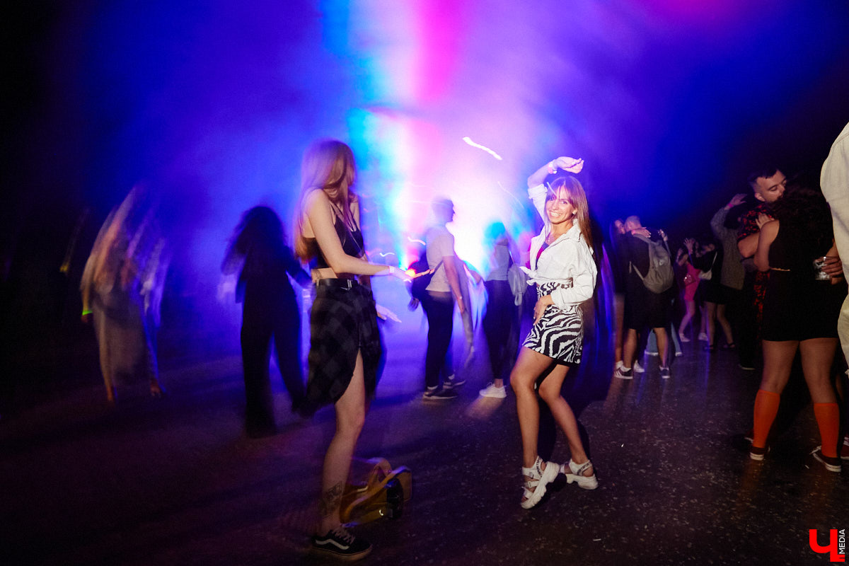 На выходных состоялся, пожалуй, самый громкий опен-эйр этого лета. С 8 вечера до 6 часов утра пейнтбольная площадка в Яме гудела, прыгала и мешала спать пушистым жителям лесного массива. Когда на сцене появился нижегородский BYOR, недавно фитанувший с Imanbek, официальный артист лейбла TIËSTO, присутствующих — на секундочку, более 1000 человек — просто разорвало. О том, как прошёл «Open Air DVIZH», в репортаже «Ключ-Медиа».