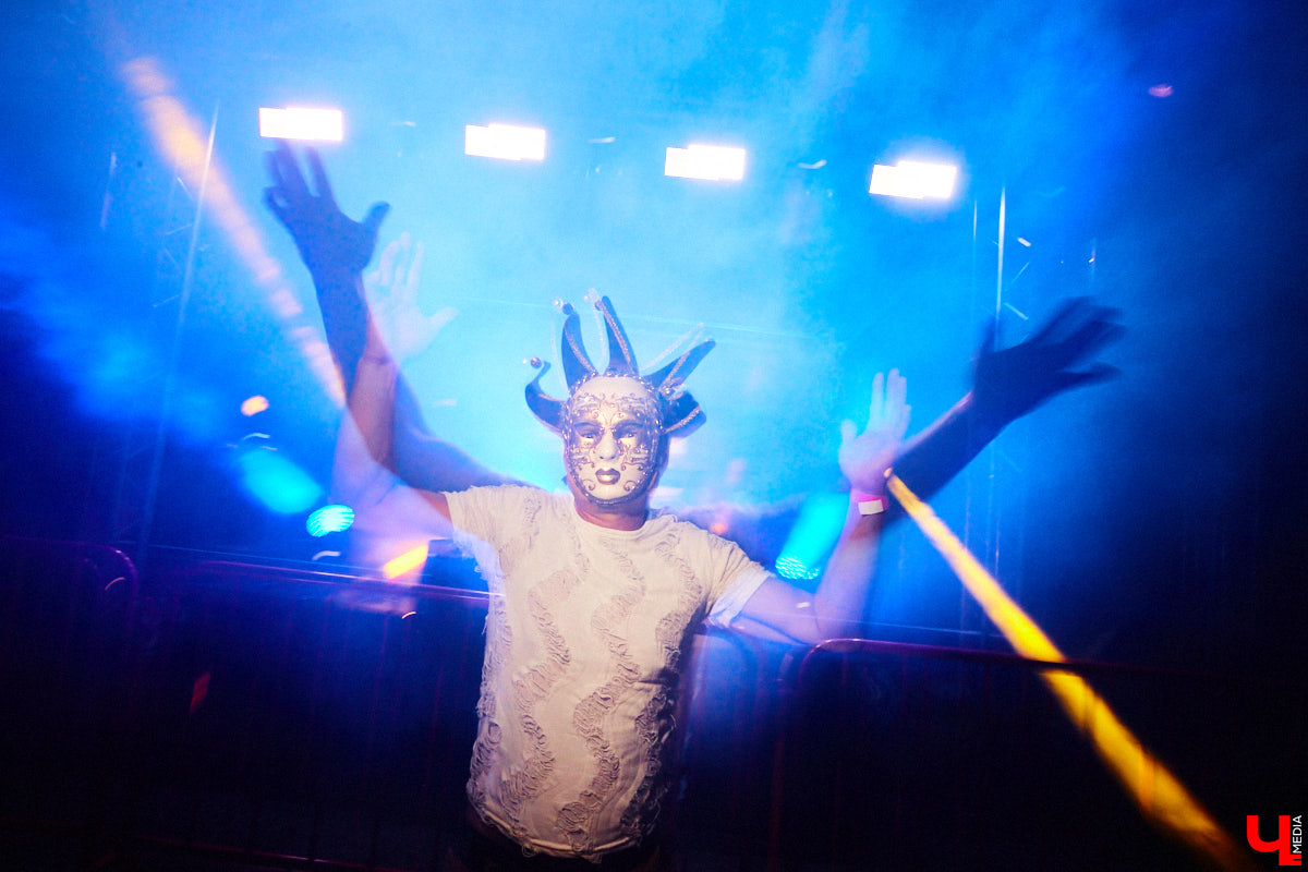 На выходных состоялся, пожалуй, самый громкий опен-эйр этого лета. С 8 вечера до 6 часов утра пейнтбольная площадка в Яме гудела, прыгала и мешала спать пушистым жителям лесного массива. Когда на сцене появился нижегородский BYOR, недавно фитанувший с Imanbek, официальный артист лейбла TIËSTO, присутствующих — на секундочку, более 1000 человек — просто разорвало. О том, как прошёл «Open Air DVIZH», в репортаже «Ключ-Медиа».