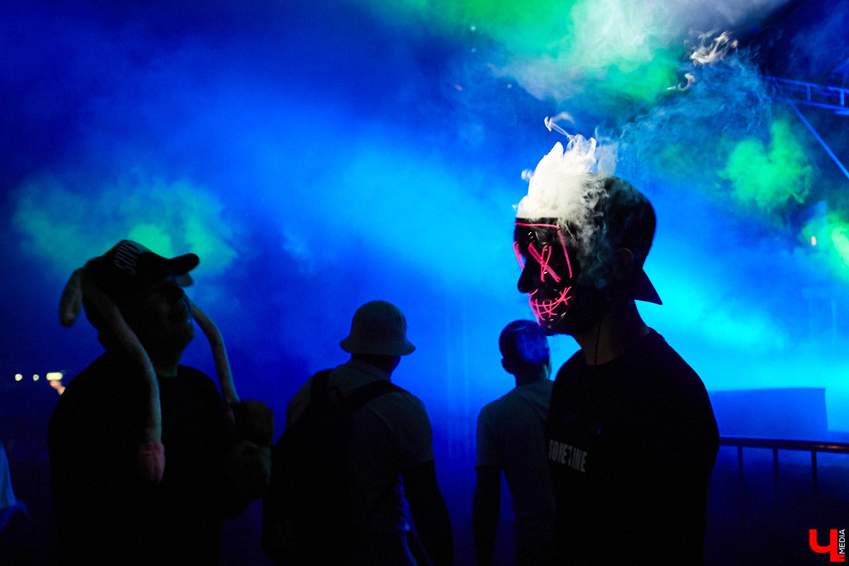 На выходных состоялся, пожалуй, самый громкий опен-эйр этого лета. С 8 вечера до 6 часов утра пейнтбольная площадка в Яме гудела, прыгала и мешала спать пушистым жителям лесного массива. Когда на сцене появился нижегородский BYOR, недавно фитанувший с Imanbek, официальный артист лейбла TIËSTO, присутствующих — на секундочку, более 1000 человек — просто разорвало. О том, как прошёл «Open Air DVIZH», в репортаже «Ключ-Медиа».