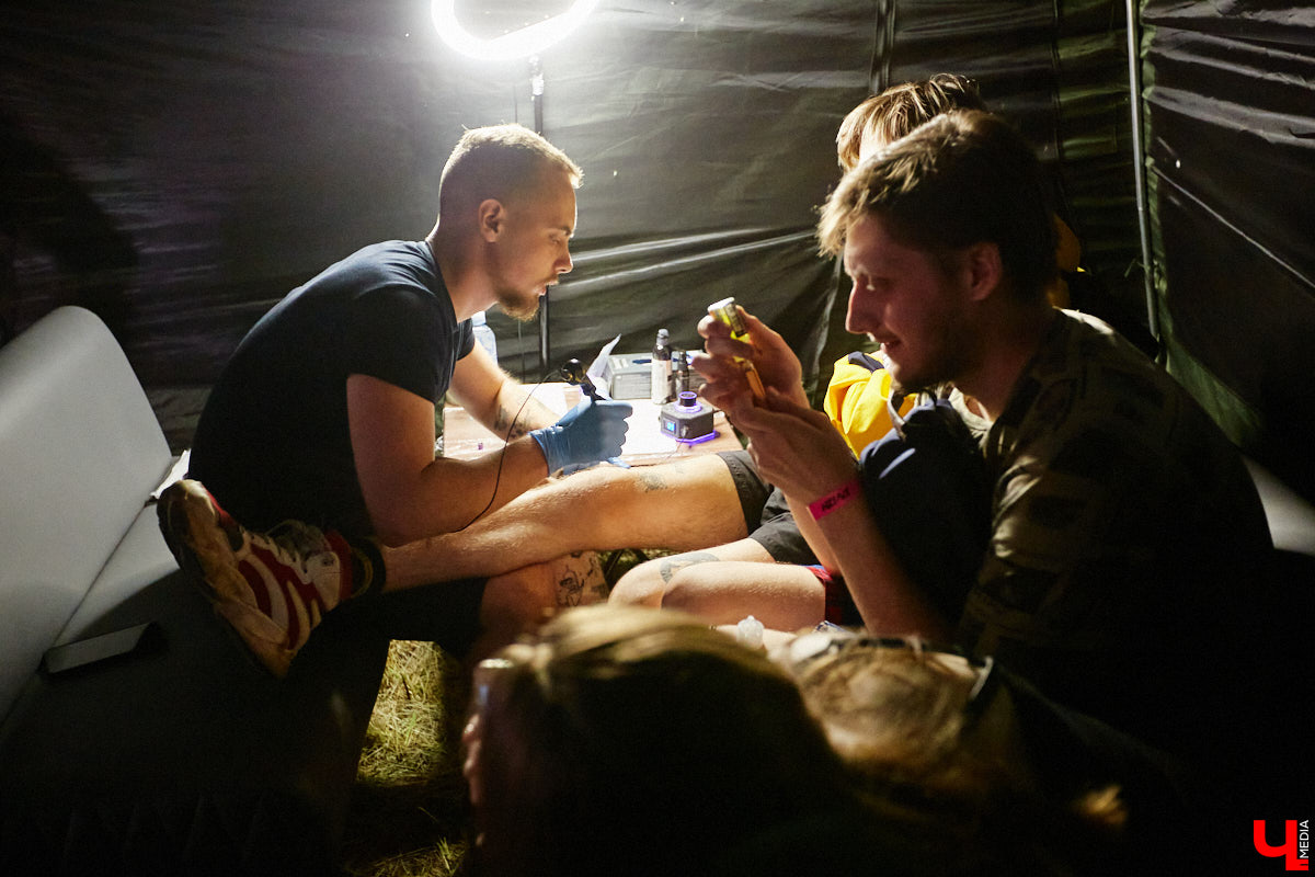 На выходных состоялся, пожалуй, самый громкий опен-эйр этого лета. С 8 вечера до 6 часов утра пейнтбольная площадка в Яме гудела, прыгала и мешала спать пушистым жителям лесного массива. Когда на сцене появился нижегородский BYOR, недавно фитанувший с Imanbek, официальный артист лейбла TIËSTO, присутствующих — на секундочку, более 1000 человек — просто разорвало. О том, как прошёл «Open Air DVIZH», в репортаже «Ключ-Медиа».