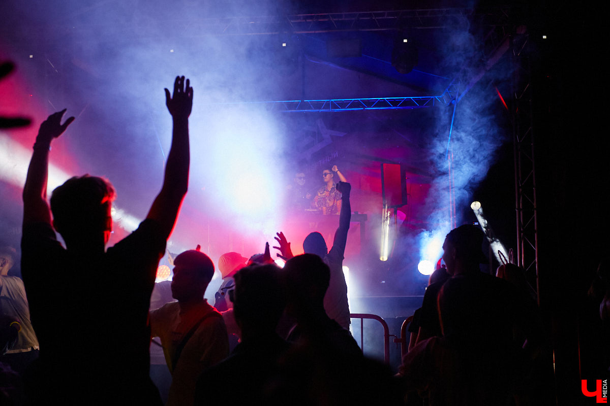 На выходных состоялся, пожалуй, самый громкий опен-эйр этого лета. С 8 вечера до 6 часов утра пейнтбольная площадка в Яме гудела, прыгала и мешала спать пушистым жителям лесного массива. Когда на сцене появился нижегородский BYOR, недавно фитанувший с Imanbek, официальный артист лейбла TIËSTO, присутствующих — на секундочку, более 1000 человек — просто разорвало. О том, как прошёл «Open Air DVIZH», в репортаже «Ключ-Медиа».