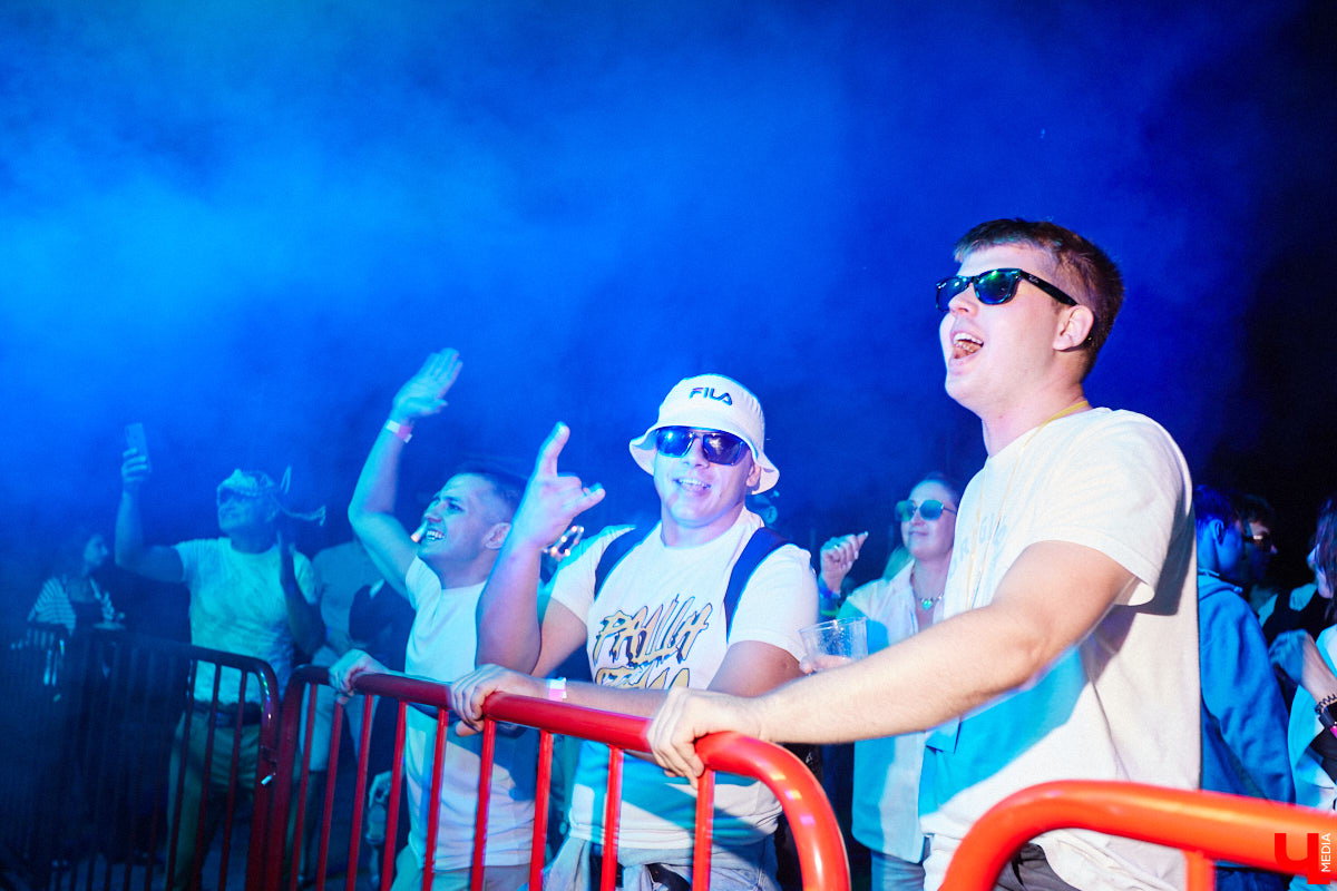 На выходных состоялся, пожалуй, самый громкий опен-эйр этого лета. С 8 вечера до 6 часов утра пейнтбольная площадка в Яме гудела, прыгала и мешала спать пушистым жителям лесного массива. Когда на сцене появился нижегородский BYOR, недавно фитанувший с Imanbek, официальный артист лейбла TIËSTO, присутствующих — на секундочку, более 1000 человек — просто разорвало. О том, как прошёл «Open Air DVIZH», в репортаже «Ключ-Медиа».