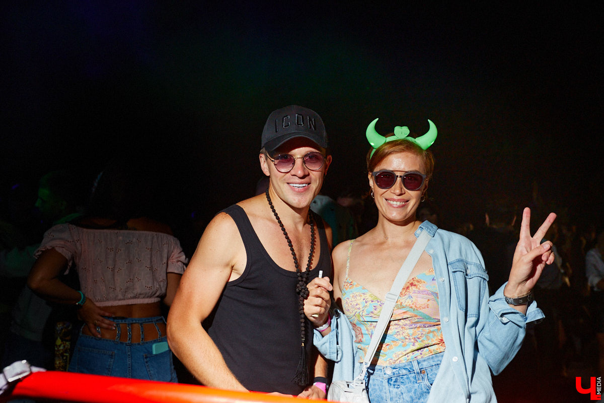 На выходных состоялся, пожалуй, самый громкий опен-эйр этого лета. С 8 вечера до 6 часов утра пейнтбольная площадка в Яме гудела, прыгала и мешала спать пушистым жителям лесного массива. Когда на сцене появился нижегородский BYOR, недавно фитанувший с Imanbek, официальный артист лейбла TIËSTO, присутствующих — на секундочку, более 1000 человек — просто разорвало. О том, как прошёл «Open Air DVIZH», в репортаже «Ключ-Медиа».