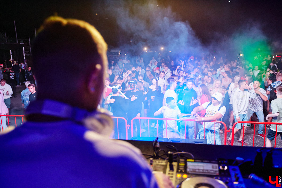 На выходных состоялся, пожалуй, самый громкий опен-эйр этого лета. С 8 вечера до 6 часов утра пейнтбольная площадка в Яме гудела, прыгала и мешала спать пушистым жителям лесного массива. Когда на сцене появился нижегородский BYOR, недавно фитанувший с Imanbek, официальный артист лейбла TIËSTO, присутствующих — на секундочку, более 1000 человек — просто разорвало. О том, как прошёл «Open Air DVIZH», в репортаже «Ключ-Медиа».