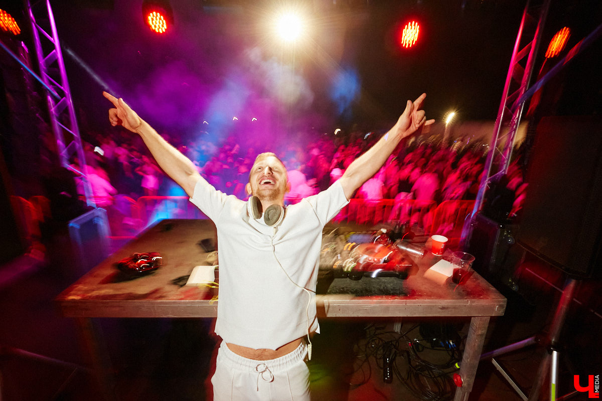 На выходных состоялся, пожалуй, самый громкий опен-эйр этого лета. С 8 вечера до 6 часов утра пейнтбольная площадка в Яме гудела, прыгала и мешала спать пушистым жителям лесного массива. Когда на сцене появился нижегородский BYOR, недавно фитанувший с Imanbek, официальный артист лейбла TIËSTO, присутствующих — на секундочку, более 1000 человек — просто разорвало. О том, как прошёл «Open Air DVIZH», в репортаже «Ключ-Медиа».