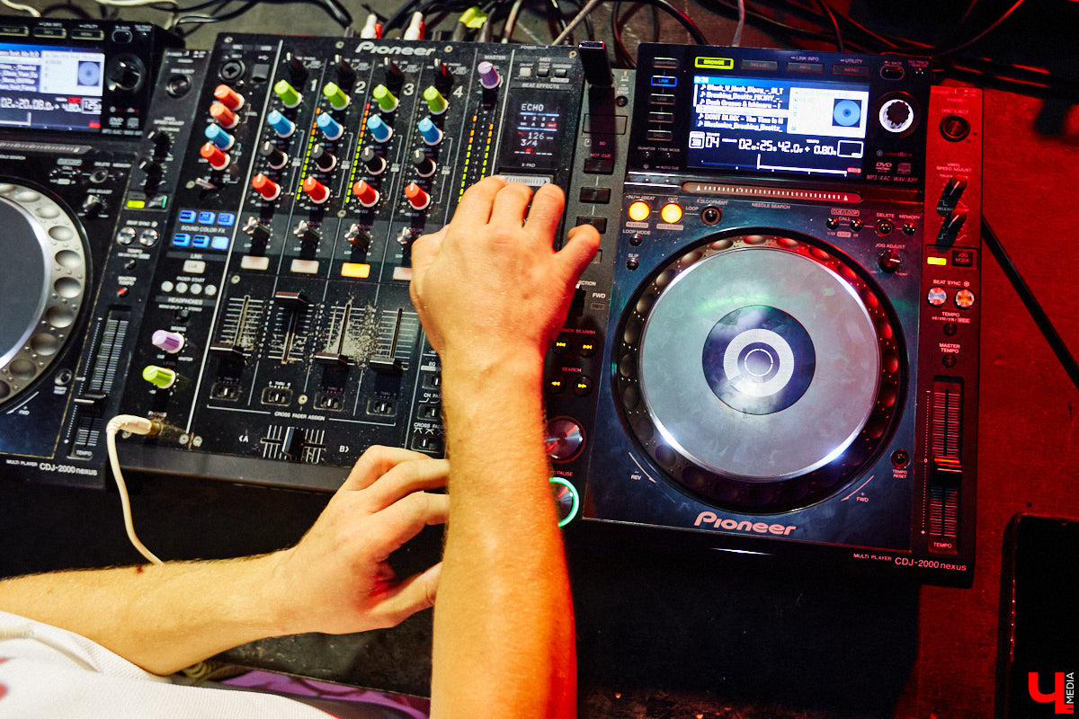 На выходных состоялся, пожалуй, самый громкий опен-эйр этого лета. С 8 вечера до 6 часов утра пейнтбольная площадка в Яме гудела, прыгала и мешала спать пушистым жителям лесного массива. Когда на сцене появился нижегородский BYOR, недавно фитанувший с Imanbek, официальный артист лейбла TIËSTO, присутствующих — на секундочку, более 1000 человек — просто разорвало. О том, как прошёл «Open Air DVIZH», в репортаже «Ключ-Медиа».