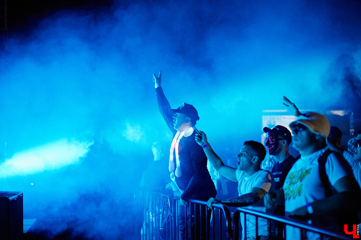 На выходных состоялся, пожалуй, самый громкий опен-эйр этого лета. С 8 вечера до 6 часов утра пейнтбольная площадка в Яме гудела, прыгала и мешала спать пушистым жителям лесного массива. Когда на сцене появился нижегородский BYOR, недавно фитанувший с Imanbek, официальный артист лейбла TIËSTO, присутствующих — на секундочку, более 1000 человек — просто разорвало. О том, как прошёл «Open Air DVIZH», в репортаже «Ключ-Медиа».