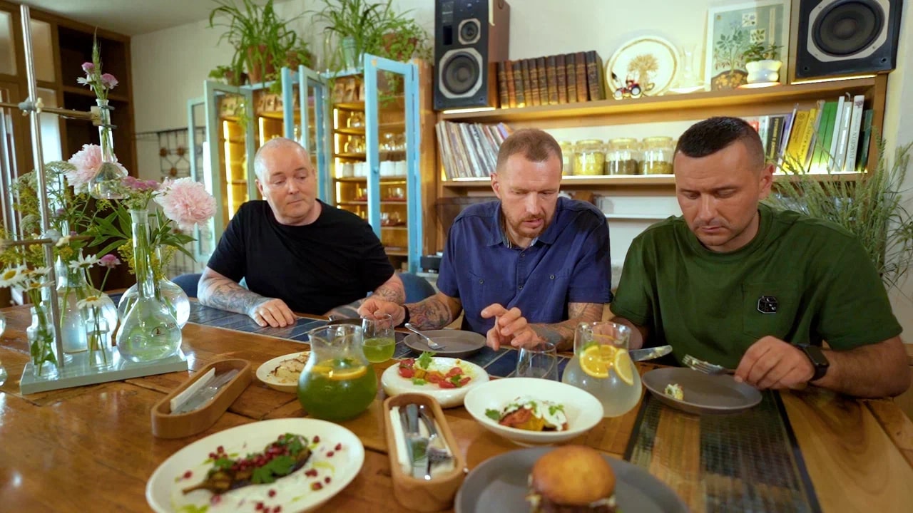 Новое кулинарное тревел-шоу «Повара на колесах» заехало в Суздаль. Шеф-повара двух московских ресторанов Максим Колпащиков и Виктор Белей осмотрели достопримечательности, местные рестораны, покатались на лошадях и сапбордах, а потом зашли на местный рынок. Но главной целью их путешествия было устроить кулинарный баттл. Что из этого вышло, читайте на «Ключ-Медиа». PS: не обошлось без огурцов.