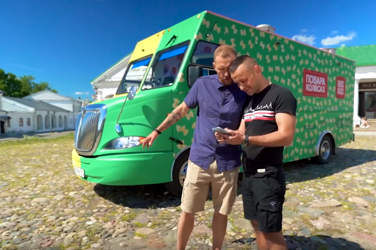 Новое кулинарное тревел-шоу «Повара на колесах» заехало в Суздаль. Шеф-повара двух московских ресторанов Максим Колпащиков и Виктор Белей осмотрели достопримечательности, местные рестораны, покатались на лошадях и сапбордах, а потом зашли на местный рынок. Но главной целью их путешествия было устроить кулинарный баттл. Что из этого вышло, читайте на «Ключ-Медиа». PS: не обошлось без огурцов.