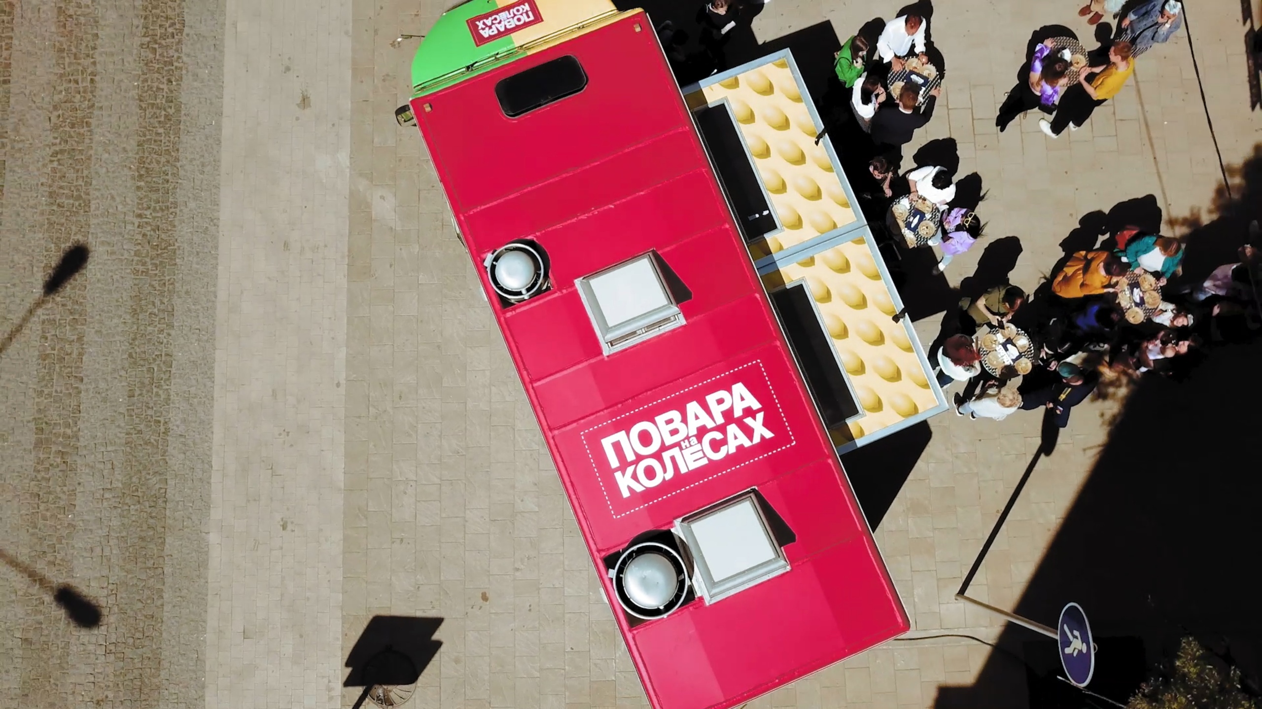 Новое кулинарное тревел-шоу «Повара на колесах» заехало в Суздаль. Шеф-повара двух московских ресторанов Максим Колпащиков и Виктор Белей осмотрели достопримечательности, местные рестораны, покатались на лошадях и сапбордах, а потом зашли на местный рынок. Но главной целью их путешествия было устроить кулинарный баттл. Что из этого вышло, читайте на «Ключ-Медиа». PS: не обошлось без огурцов.