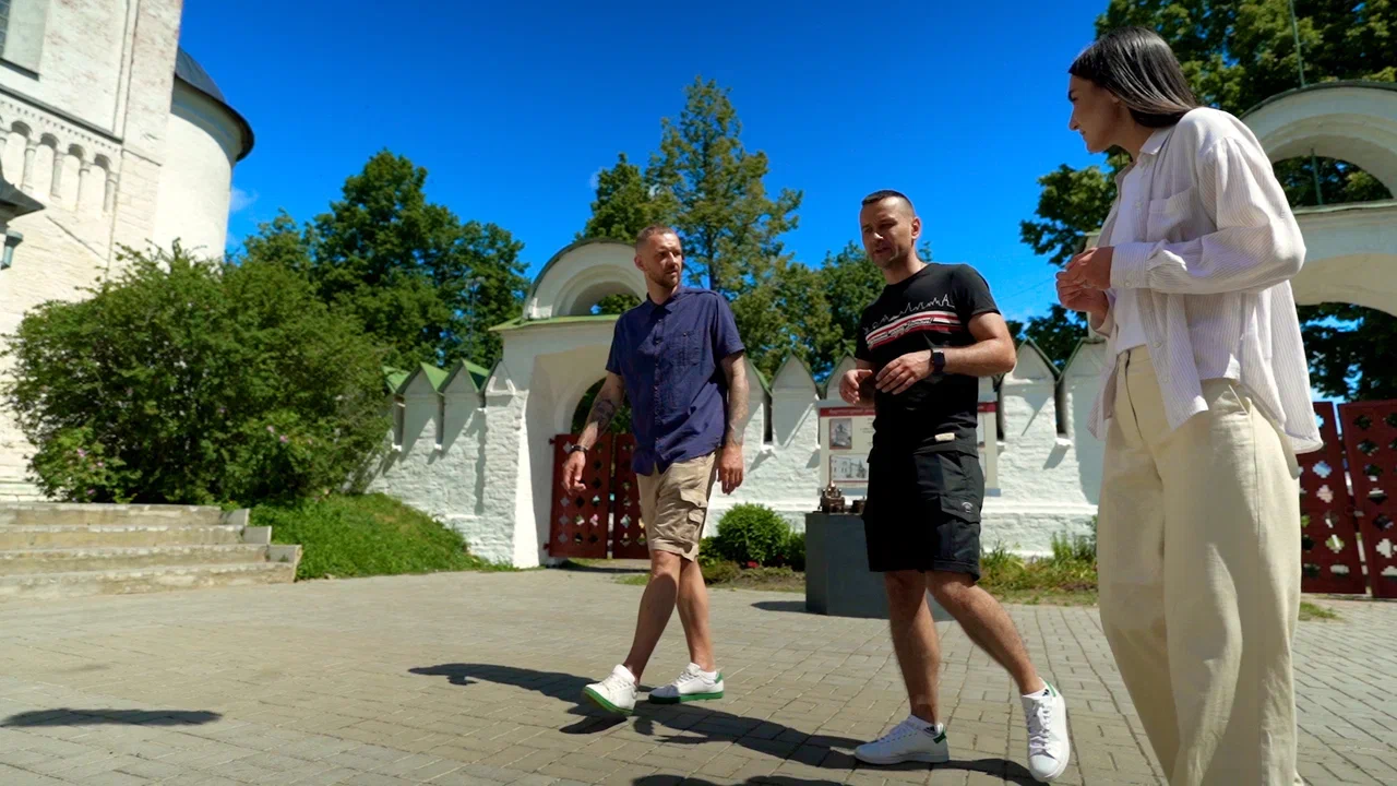 Новое кулинарное тревел-шоу «Повара на колесах» заехало в Суздаль. Шеф-повара двух московских ресторанов Максим Колпащиков и Виктор Белей осмотрели достопримечательности, местные рестораны, покатались на лошадях и сапбордах, а потом зашли на местный рынок. Но главной целью их путешествия было устроить кулинарный баттл. Что из этого вышло, читайте на «Ключ-Медиа». PS: не обошлось без огурцов.