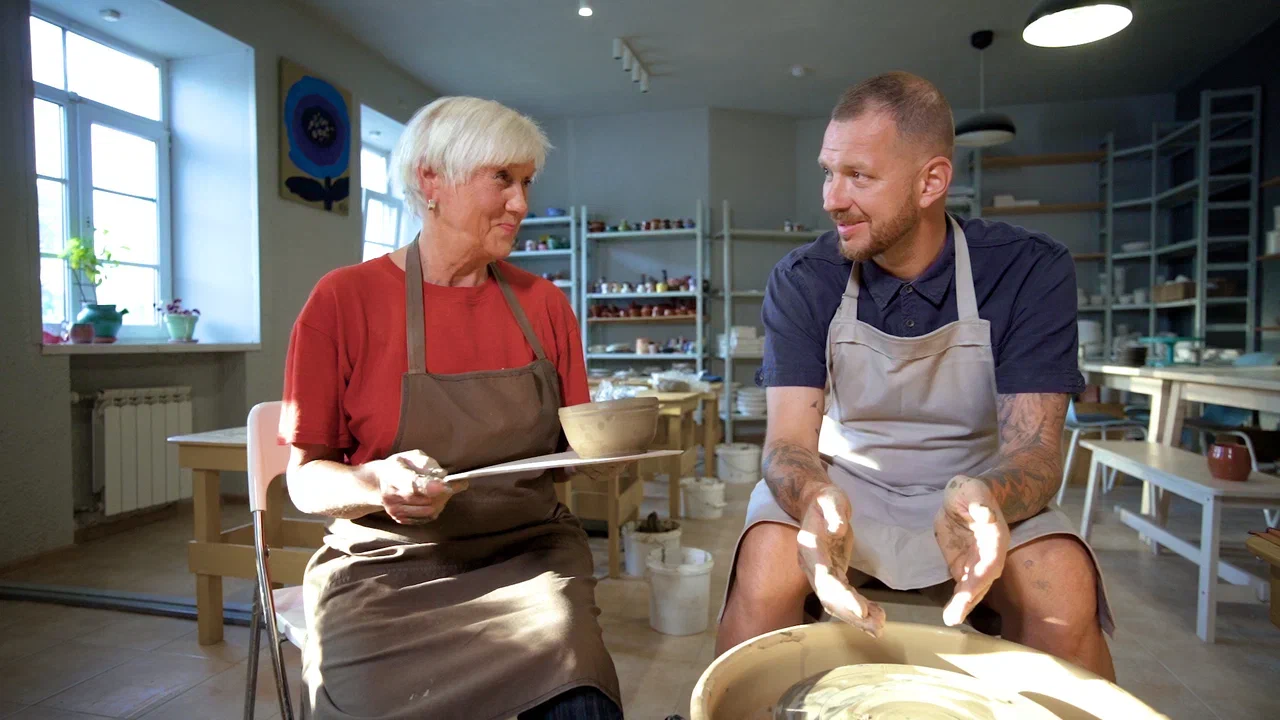 Новое кулинарное тревел-шоу «Повара на колесах» заехало в Суздаль. Шеф-повара двух московских ресторанов Максим Колпащиков и Виктор Белей осмотрели достопримечательности, местные рестораны, покатались на лошадях и сапбордах, а потом зашли на местный рынок. Но главной целью их путешествия было устроить кулинарный баттл. Что из этого вышло, читайте на «Ключ-Медиа». PS: не обошлось без огурцов.