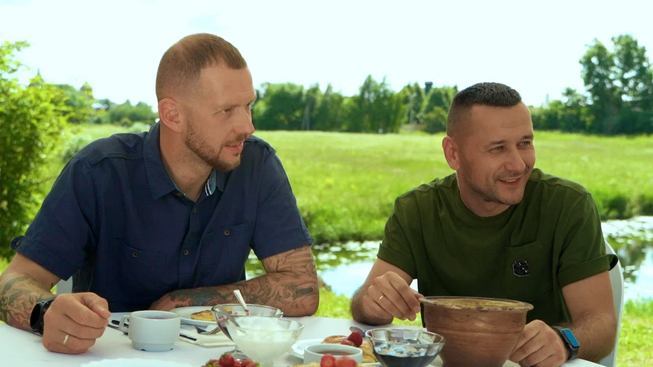 Новое кулинарное тревел-шоу «Повара на колесах» заехало в Суздаль. Шеф-повара двух московских ресторанов Максим Колпащиков и Виктор Белей осмотрели достопримечательности, местные рестораны, покатались на лошадях и сапбордах, а потом зашли на местный рынок. Но главной целью их путешествия было устроить кулинарный баттл. Что из этого вышло, читайте на «Ключ-Медиа». PS: не обошлось без огурцов.