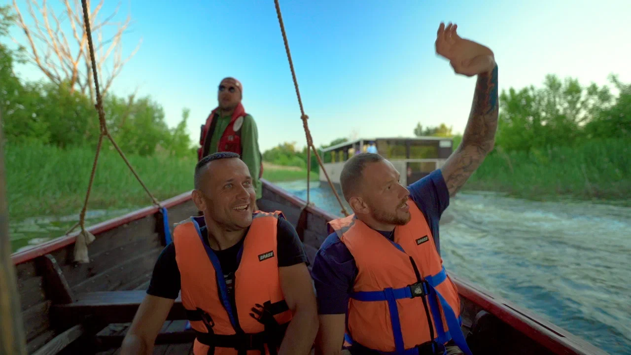 Новое кулинарное тревел-шоу «Повара на колесах» заехало в Суздаль. Шеф-повара двух московских ресторанов Максим Колпащиков и Виктор Белей осмотрели достопримечательности, местные рестораны, покатались на лошадях и сапбордах, а потом зашли на местный рынок. Но главной целью их путешествия было устроить кулинарный баттл. Что из этого вышло, читайте на «Ключ-Медиа». PS: не обошлось без огурцов.