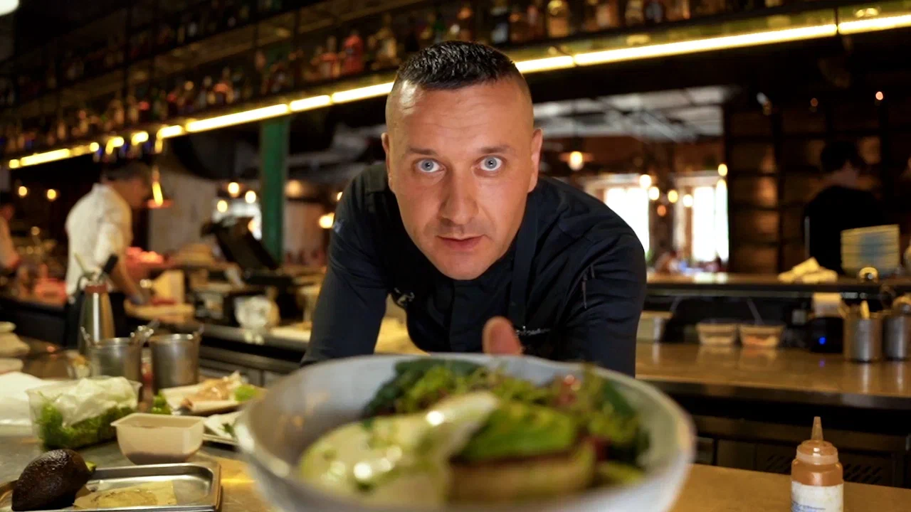 Новое кулинарное тревел-шоу «Повара на колесах» заехало в Суздаль. Шеф-повара двух московских ресторанов Максим Колпащиков и Виктор Белей осмотрели достопримечательности, местные рестораны, покатались на лошадях и сапбордах, а потом зашли на местный рынок. Но главной целью их путешествия было устроить кулинарный баттл. Что из этого вышло, читайте на «Ключ-Медиа». PS: не обошлось без огурцов.