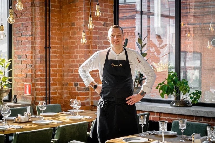 Новое кулинарное тревел-шоу «Повара на колесах» заехало в Суздаль. Шеф-повара двух московских ресторанов Максим Колпащиков и Виктор Белей осмотрели достопримечательности, местные рестораны, покатались на лошадях и сапбордах, а потом зашли на местный рынок. Но главной целью их путешествия было устроить кулинарный баттл. Что из этого вышло, читайте на «Ключ-Медиа». PS: не обошлось без огурцов.